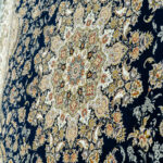 طرح لیا سرمه ای فرش ماشینی 1500 شانه کاشان کدBM1019 - Image 3