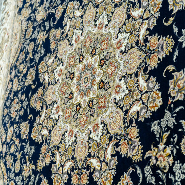 طرح لیا سرمه ای فرش ماشینی 1500 شانه کاشان کدBM1019 - Image 3